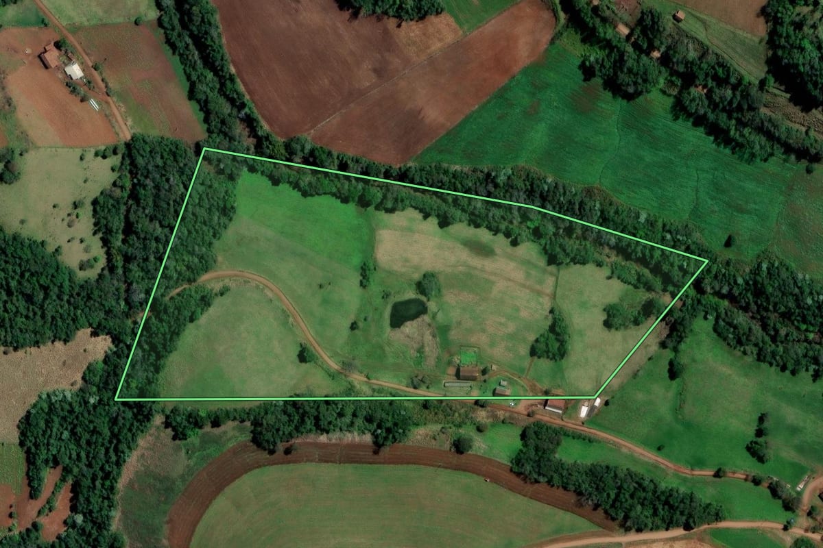 Imagem de satélite do imóvel rural em Iraí (RS), com o contorno declarado no CAR desenhado por cima.