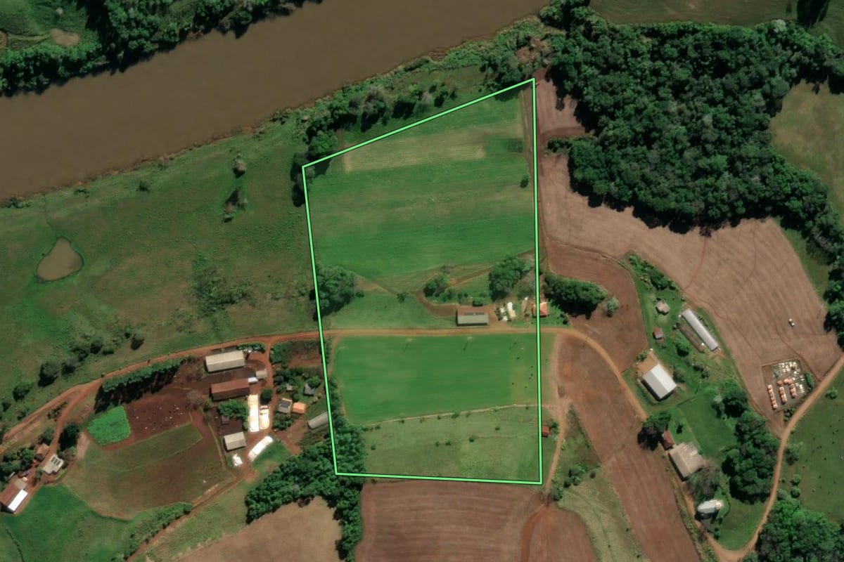 Imagem de satélite do imóvel rural em Iraí (RS), com o contorno declarado no CAR desenhado por cima.