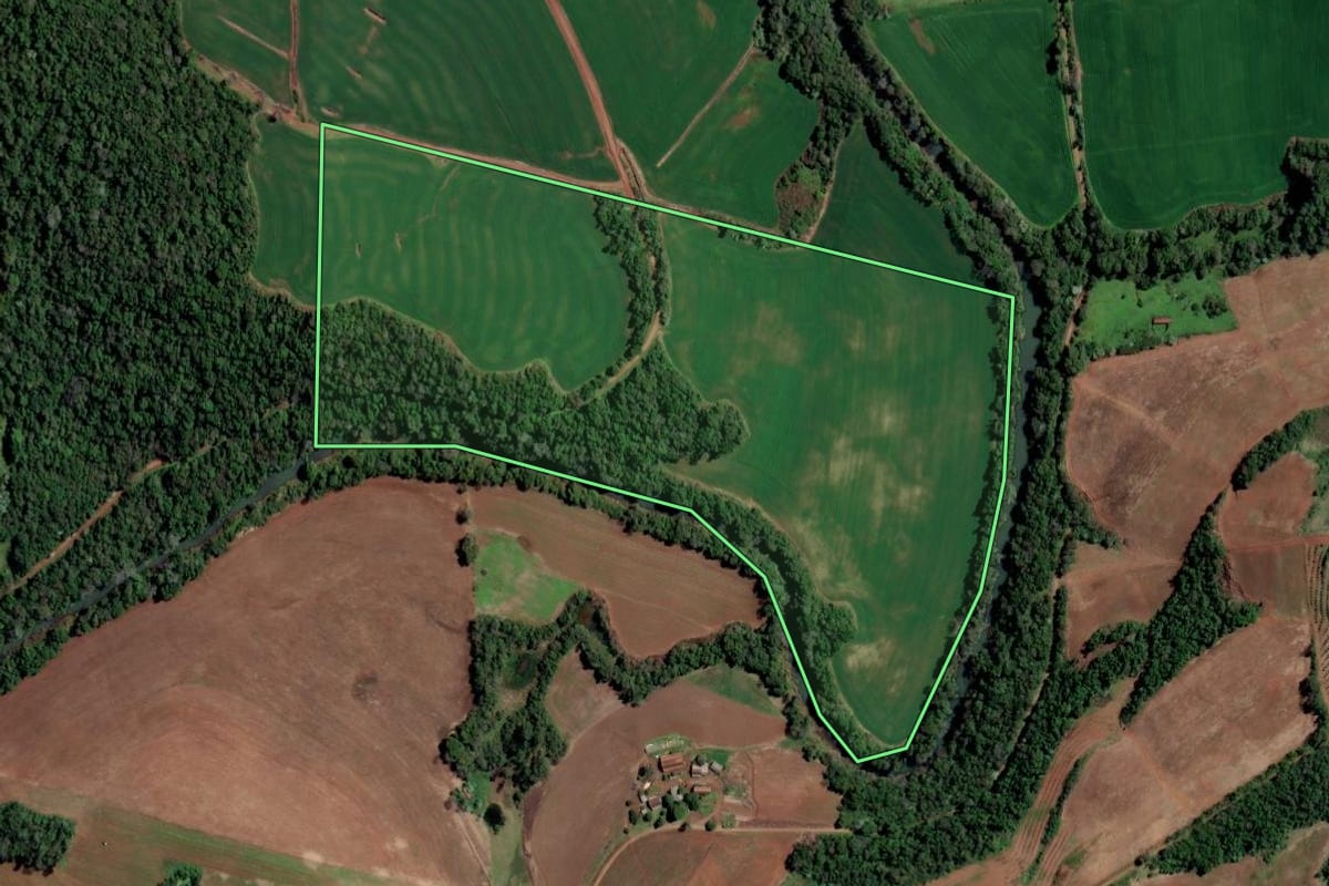 Imagem de satélite do imóvel rural em Iraí (RS), com o contorno declarado no CAR desenhado por cima.