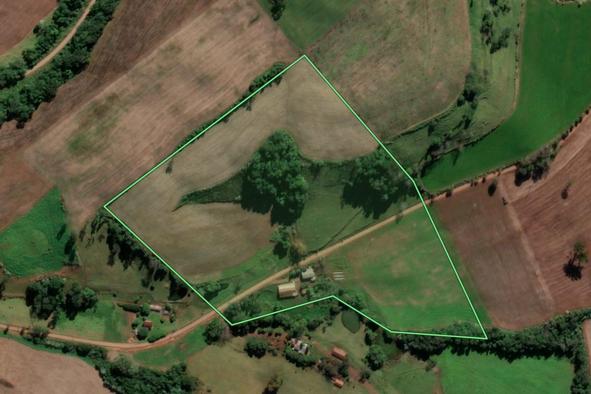 Imagem de satélite do imóvel rural em Iraí (RS), com o contorno declarado no CAR desenhado por cima.