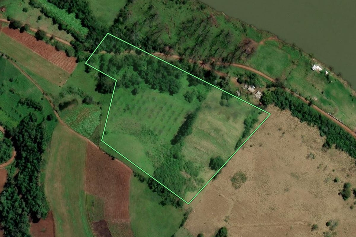 Imagem de satélite do imóvel rural em Iraí (RS), com o contorno declarado no CAR desenhado por cima.