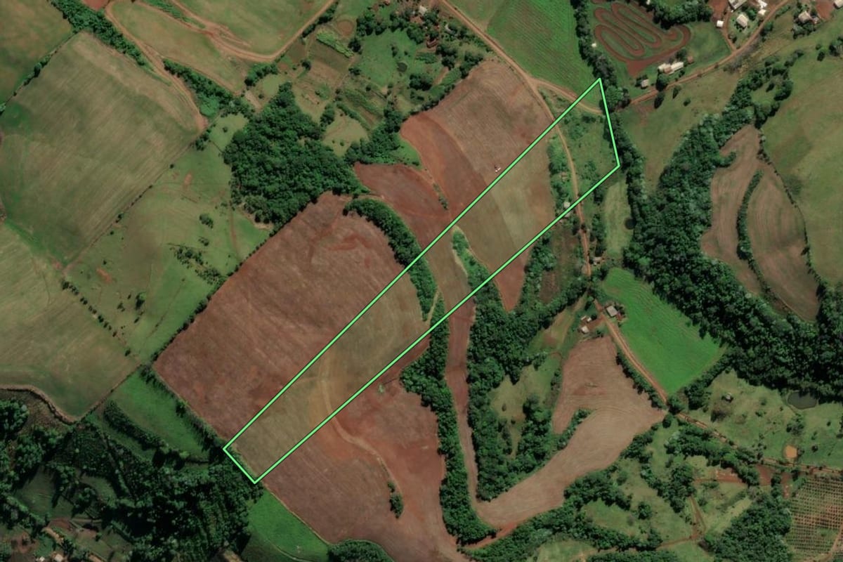 Imagem de satélite do imóvel rural em Iraí (RS), com o contorno declarado no CAR desenhado por cima.