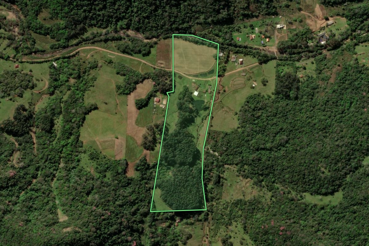 Imagem de satélite do imóvel rural em Itaara (RS), com o contorno declarado no CAR desenhado por cima.