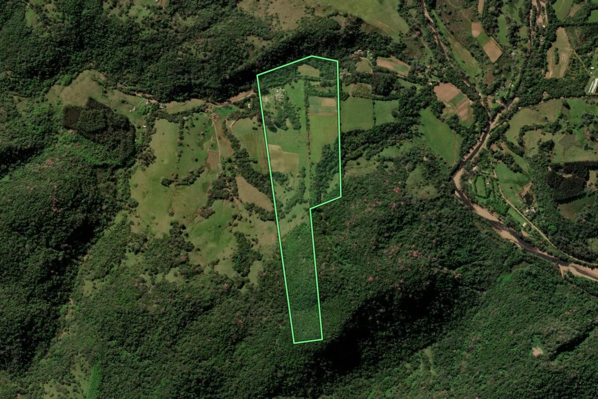 Imagem de satélite do imóvel rural em Itaara (RS), com o contorno declarado no CAR desenhado por cima.
