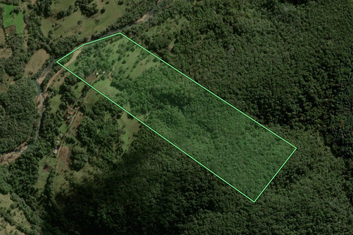 Imagem de satélite do imóvel rural em Itaara (RS), com o contorno declarado no CAR desenhado por cima.