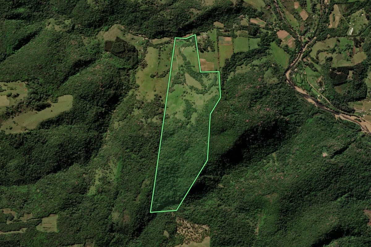 Imagem de satélite do imóvel rural em Itaara (RS), com o contorno declarado no CAR desenhado por cima.