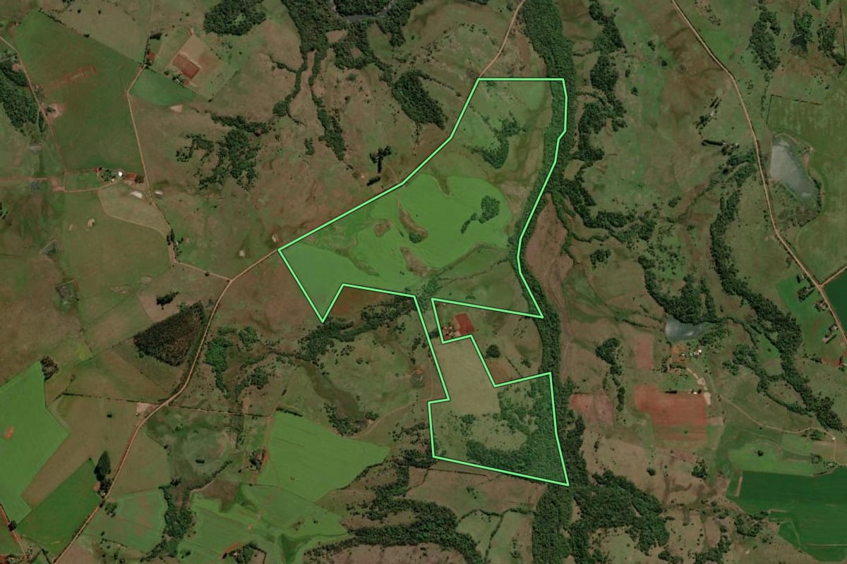 Imagem de satélite do imóvel rural em Itacurubi (RS), com o contorno declarado no CAR desenhado por cima.