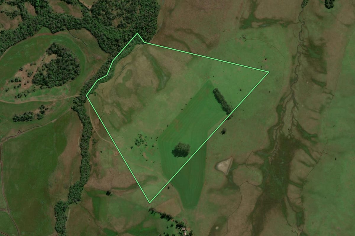 Imagem de satélite do imóvel rural em Itacurubi (RS), com o contorno declarado no CAR desenhado por cima.