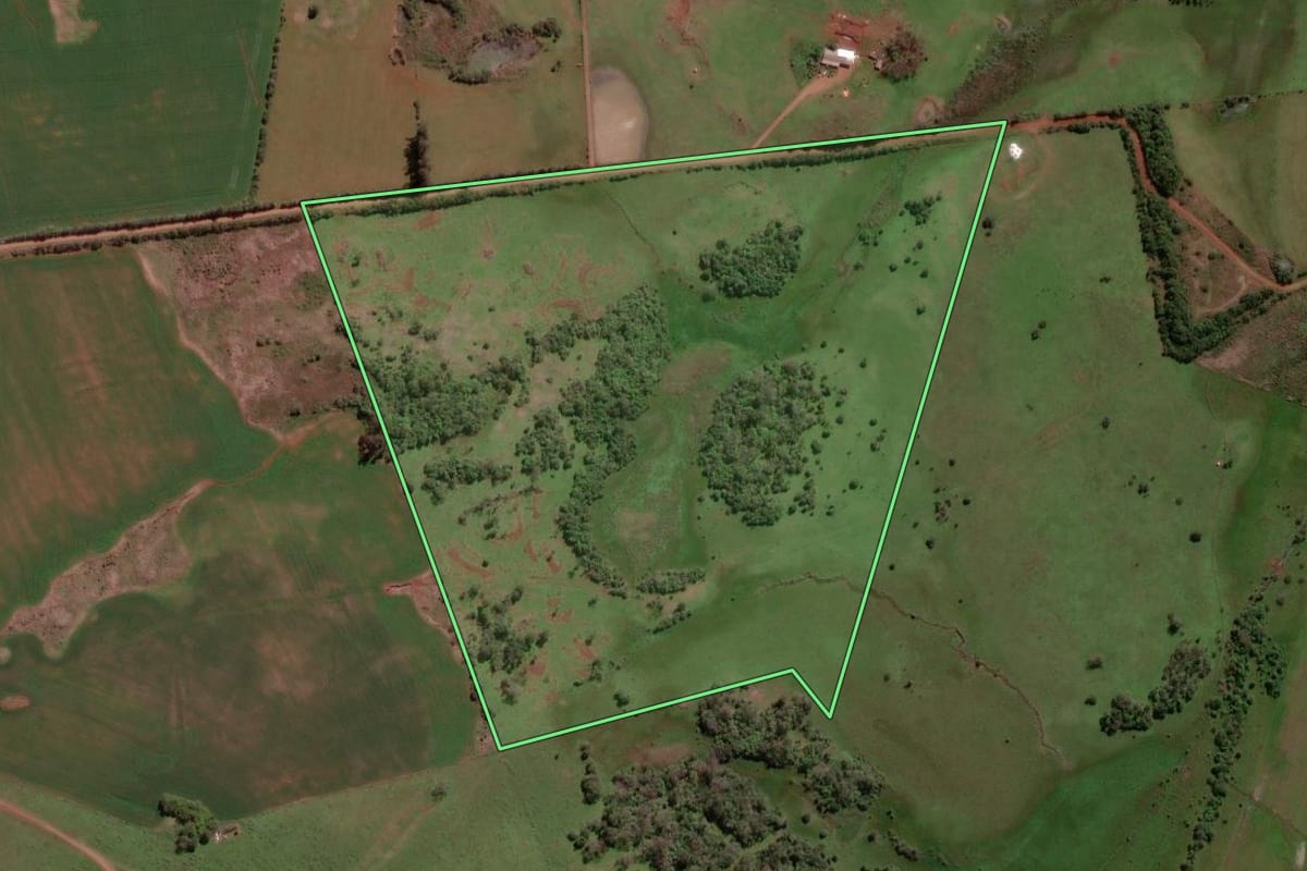 Imagem de satélite do imóvel rural em Itacurubi (RS), com o contorno declarado no CAR desenhado por cima.