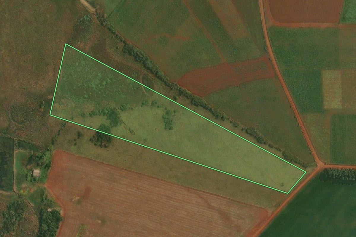 Imagem de satélite do imóvel rural em Itacurubi (RS), com o contorno declarado no CAR desenhado por cima.