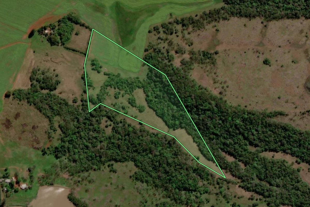 Imagem de satélite do imóvel rural em Itacurubi (RS), com o contorno declarado no CAR desenhado por cima.