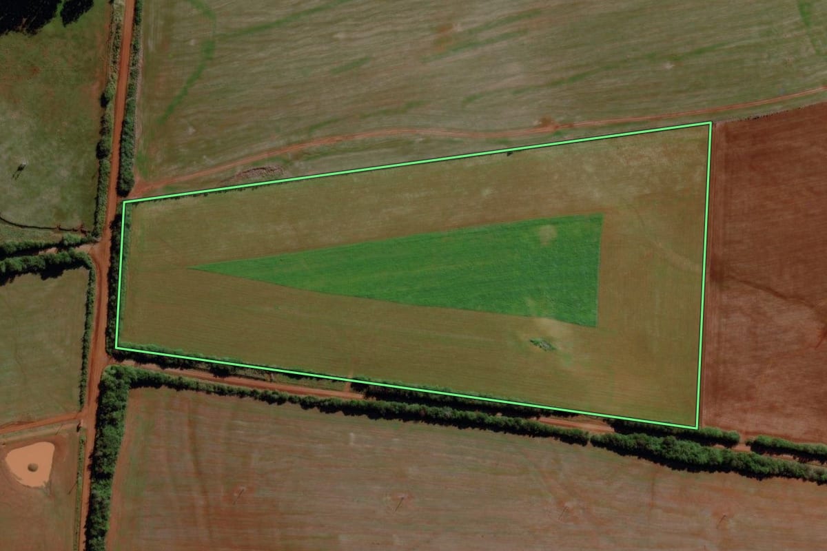 Imagem de satélite do imóvel rural em Itacurubi (RS), com o contorno declarado no CAR desenhado por cima.