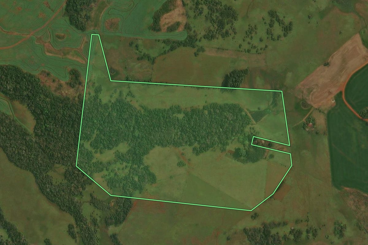 Imagem de satélite do imóvel rural em Itacurubi (RS), com o contorno declarado no CAR desenhado por cima.