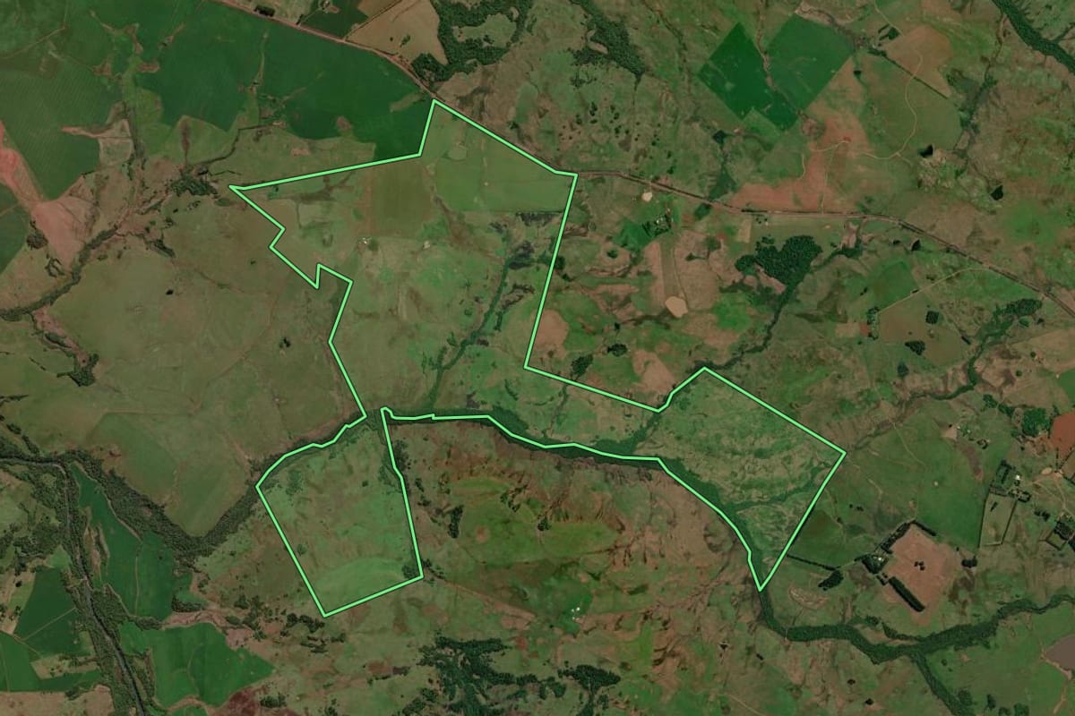 Imagem de satélite do imóvel rural em Itacurubi (RS), com o contorno declarado no CAR desenhado por cima.