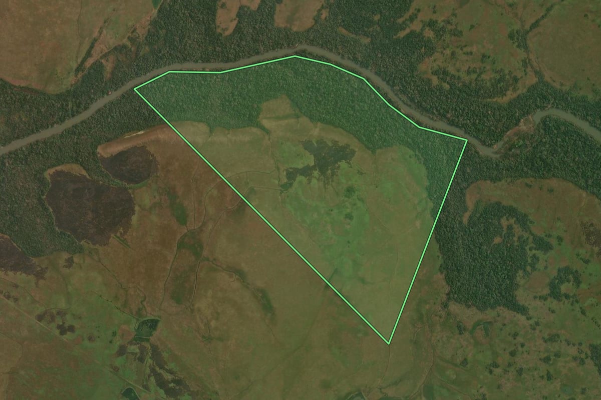 Imagem de satélite do imóvel rural em Itacurubi (RS), com o contorno declarado no CAR desenhado por cima.