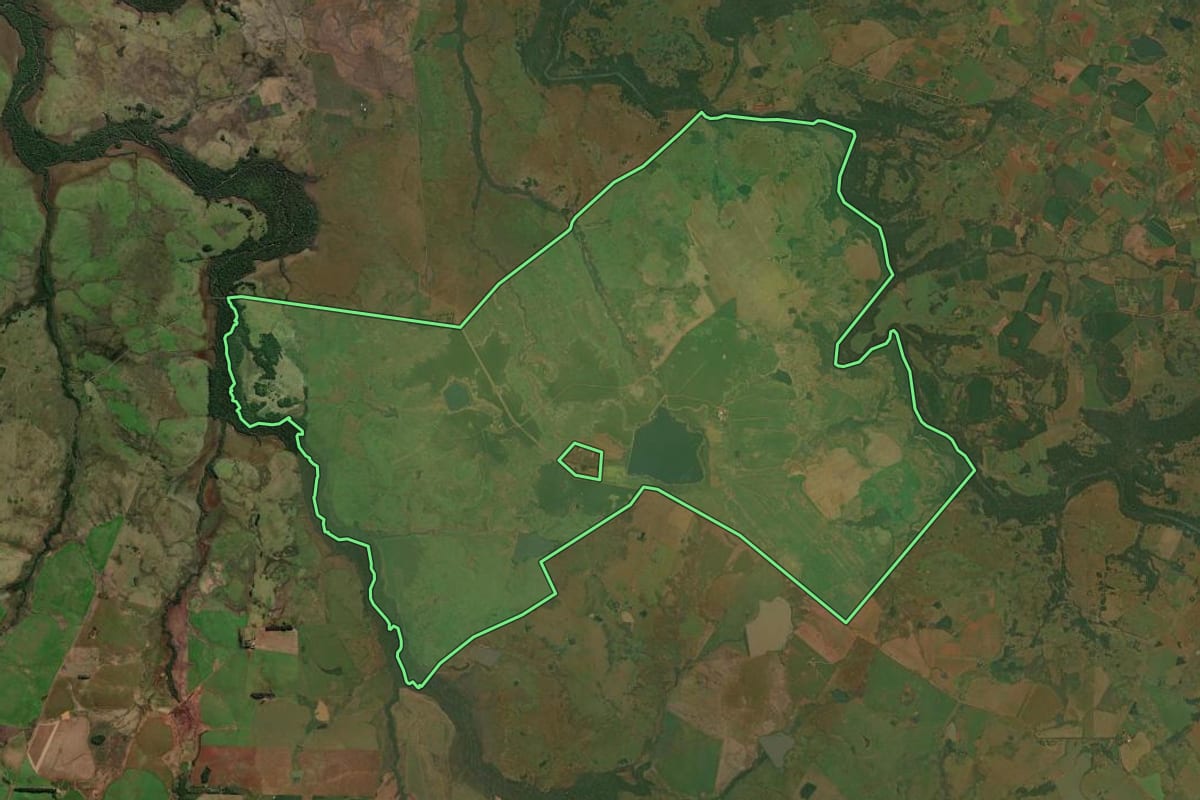 Imagem de satélite do imóvel rural em Itacurubi (RS), com o contorno declarado no CAR desenhado por cima.