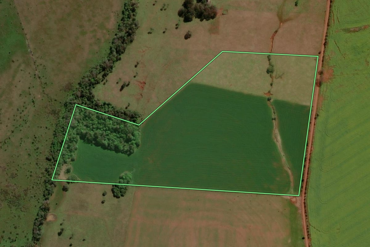 Imagem de satélite do imóvel rural em Itacurubi (RS), com o contorno declarado no CAR desenhado por cima.