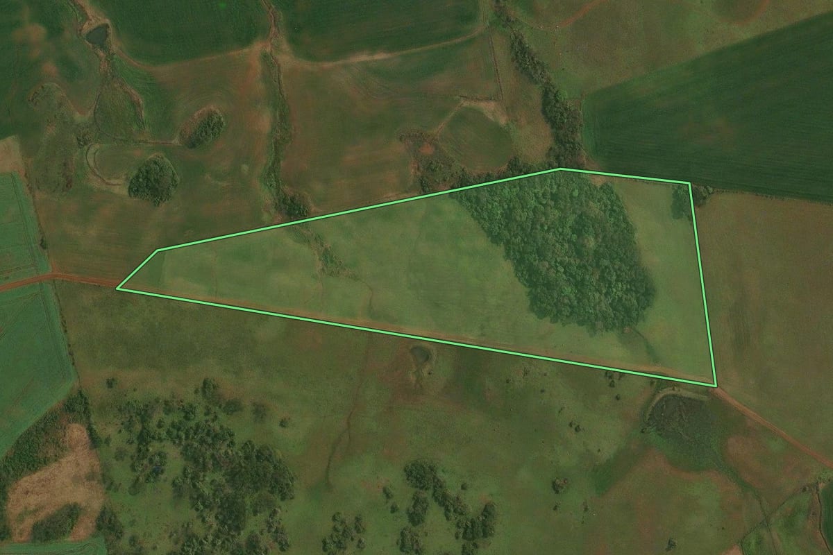 Imagem de satélite do imóvel rural em Itacurubi (RS), com o contorno declarado no CAR desenhado por cima.