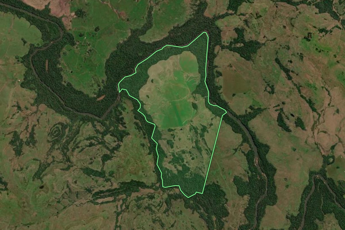 Imagem de satélite do imóvel rural em Itacurubi (RS), com o contorno declarado no CAR desenhado por cima.