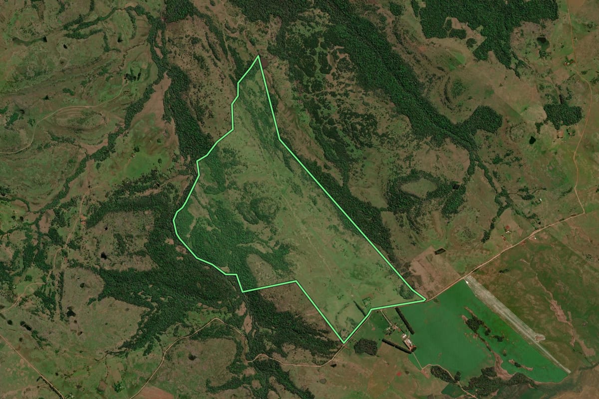 Imagem de satélite do imóvel rural em Itacurubi (RS), com o contorno declarado no CAR desenhado por cima.