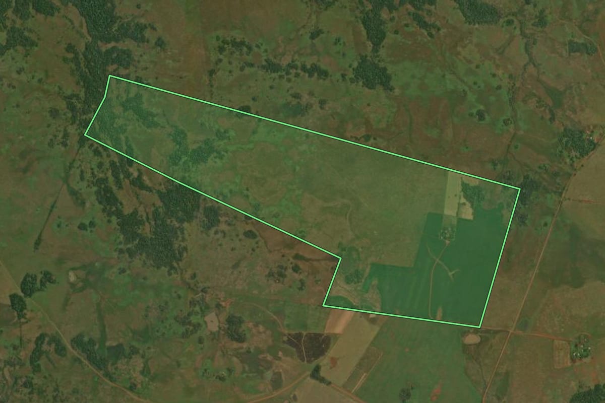 Imagem de satélite do imóvel rural em Itacurubi (RS), com o contorno declarado no CAR desenhado por cima.