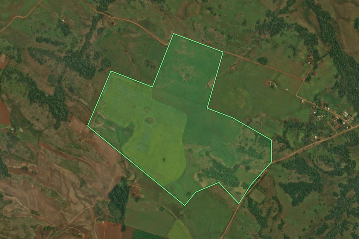 Imagem de satélite do imóvel rural em Itacurubi (RS), com o contorno declarado no CAR desenhado por cima.