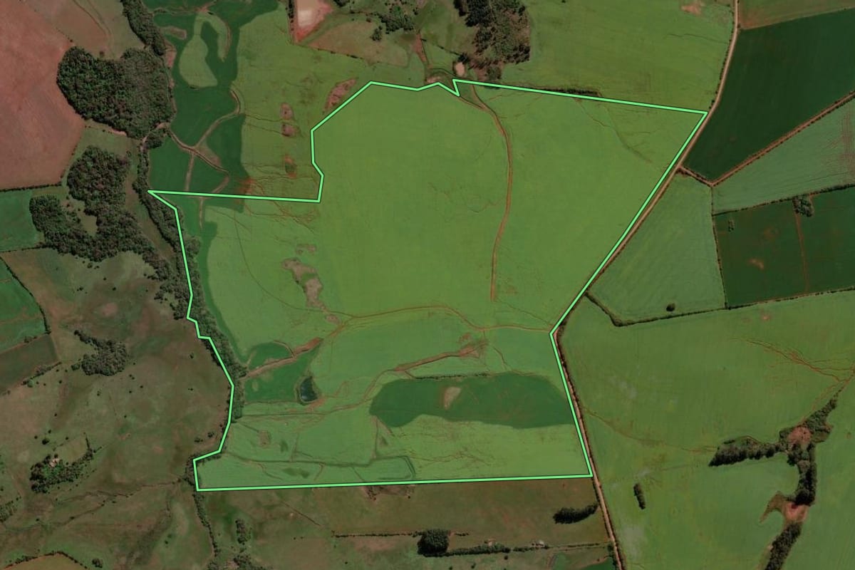 Imagem de satélite do imóvel rural em Itacurubi (RS), com o contorno declarado no CAR desenhado por cima.