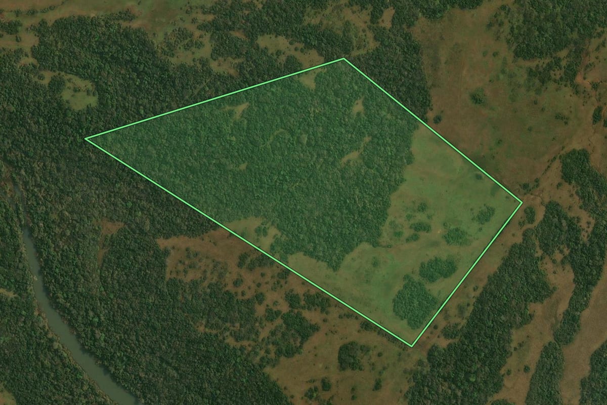 Imagem de satélite do imóvel rural em Itacurubi (RS), com o contorno declarado no CAR desenhado por cima.