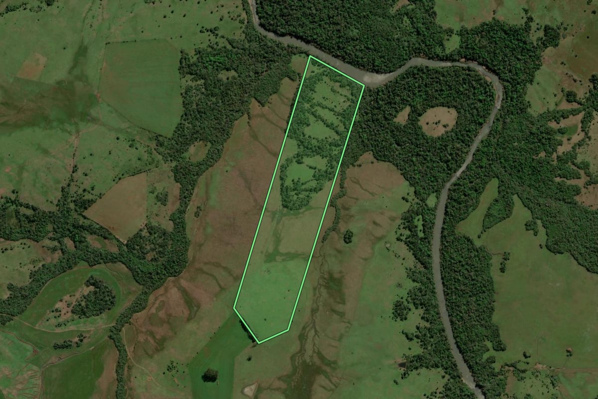 Imagem de satélite do imóvel rural em Itacurubi (RS), com o contorno declarado no CAR desenhado por cima.