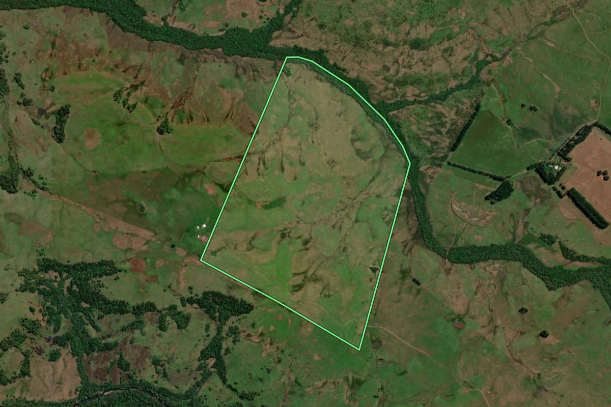 Imagem de satélite do imóvel rural em Itacurubi (RS), com o contorno declarado no CAR desenhado por cima.