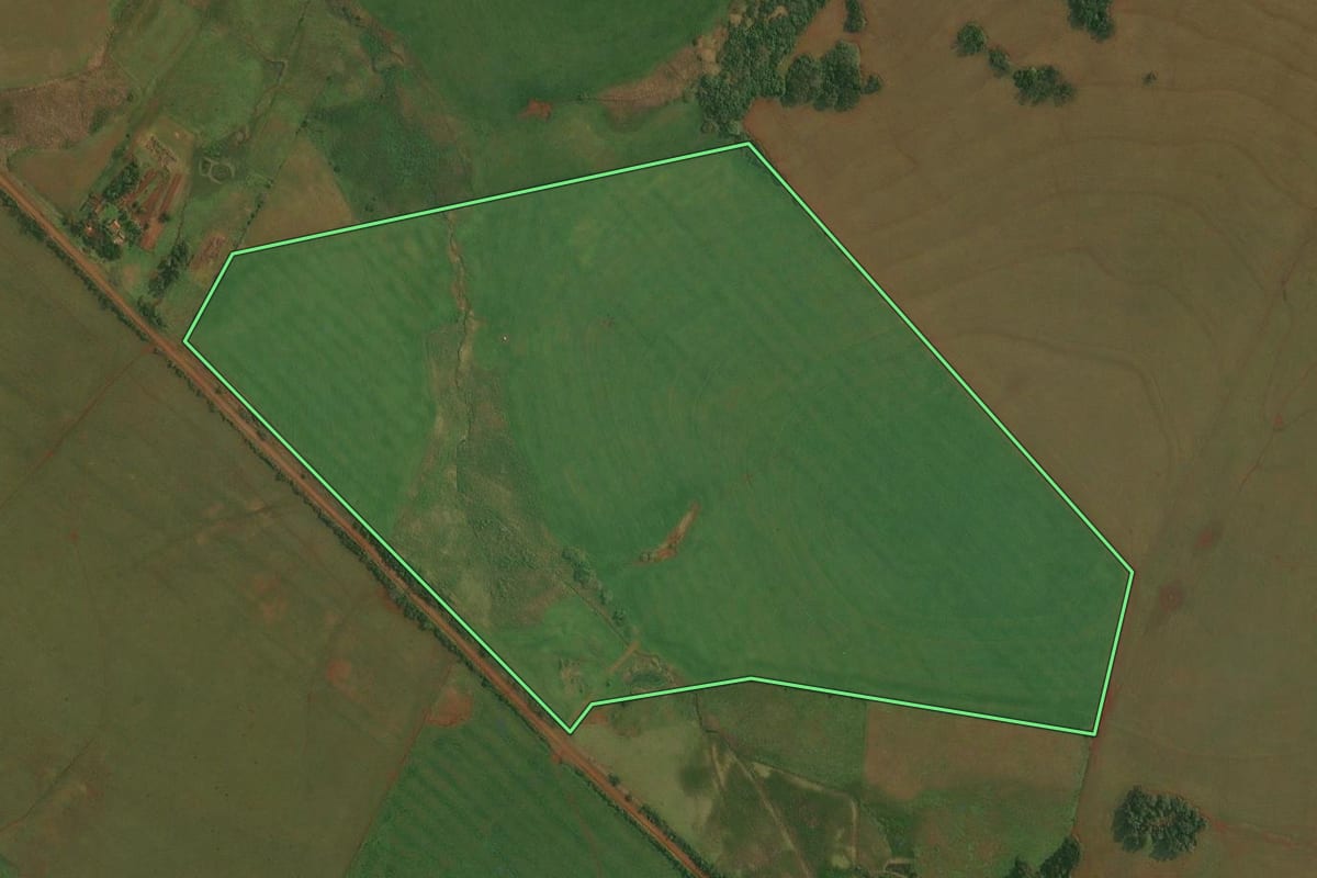 Imagem de satélite do imóvel rural em Itacurubi (RS), com o contorno declarado no CAR desenhado por cima.