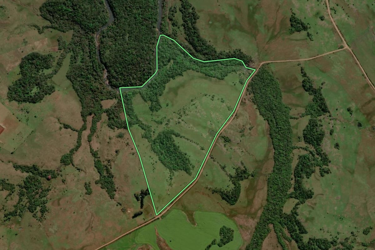 Imagem de satélite do imóvel rural em Itacurubi (RS), com o contorno declarado no CAR desenhado por cima.