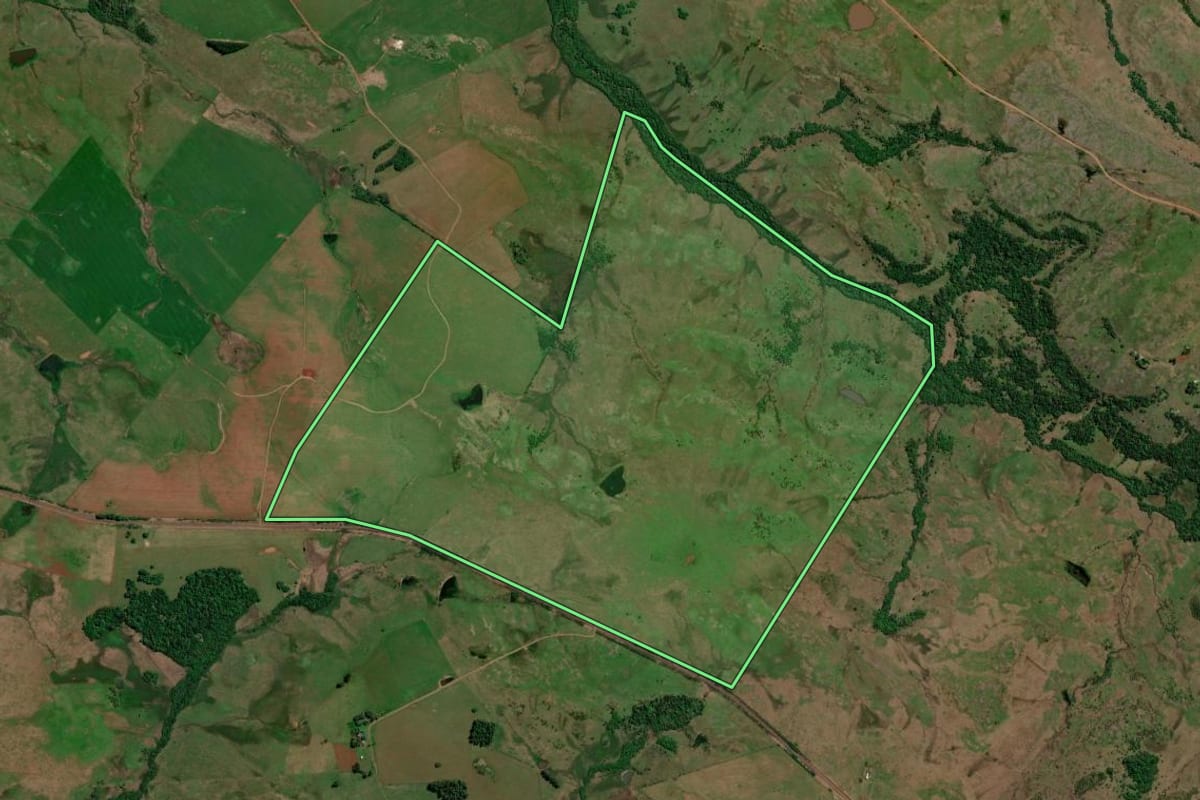 Imagem de satélite do imóvel rural em Itacurubi (RS), com o contorno declarado no CAR desenhado por cima.