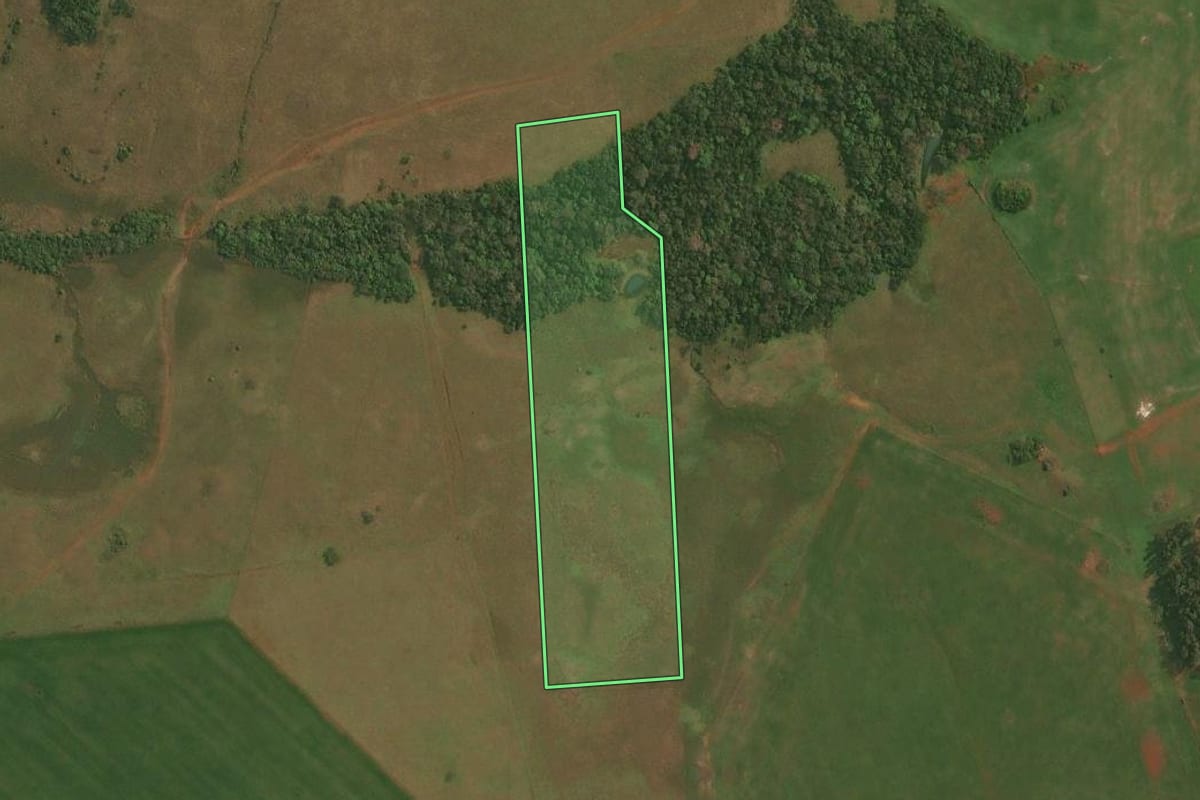 Imagem de satélite do imóvel rural em Itacurubi (RS), com o contorno declarado no CAR desenhado por cima.