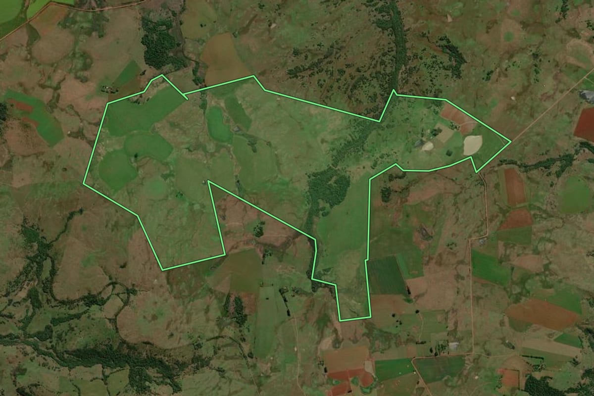 Imagem de satélite do imóvel rural em Itacurubi (RS), com o contorno declarado no CAR desenhado por cima.