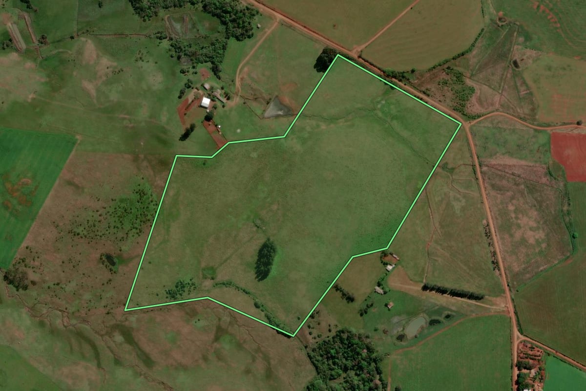 Imagem de satélite do imóvel rural em Itacurubi (RS), com o contorno declarado no CAR desenhado por cima.