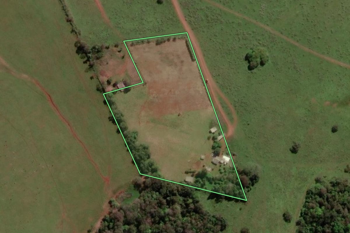 Imagem de satélite do imóvel rural em Itacurubi (RS), com o contorno declarado no CAR desenhado por cima.