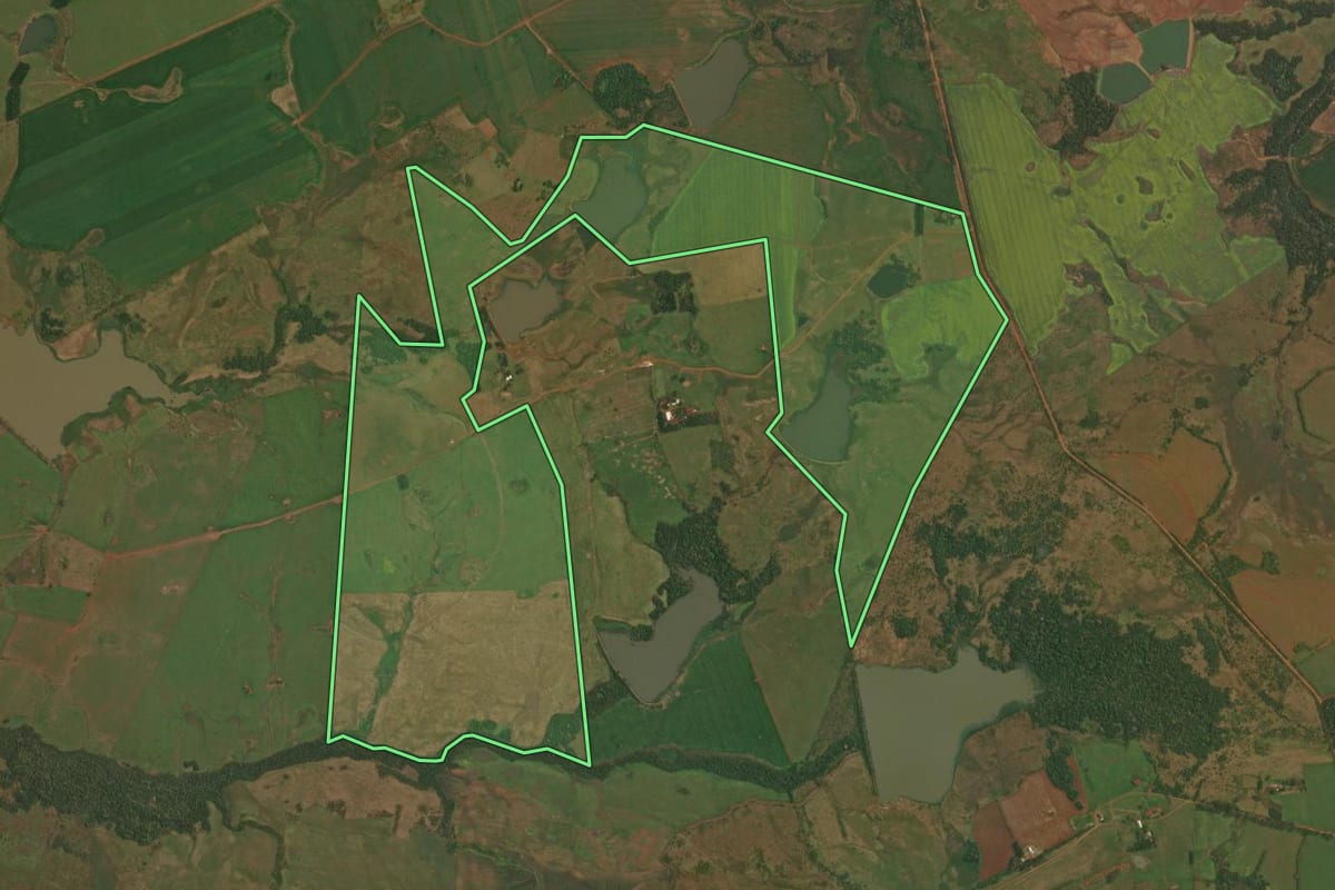 Imagem de satélite do imóvel rural em Itacurubi (RS), com o contorno declarado no CAR desenhado por cima.
