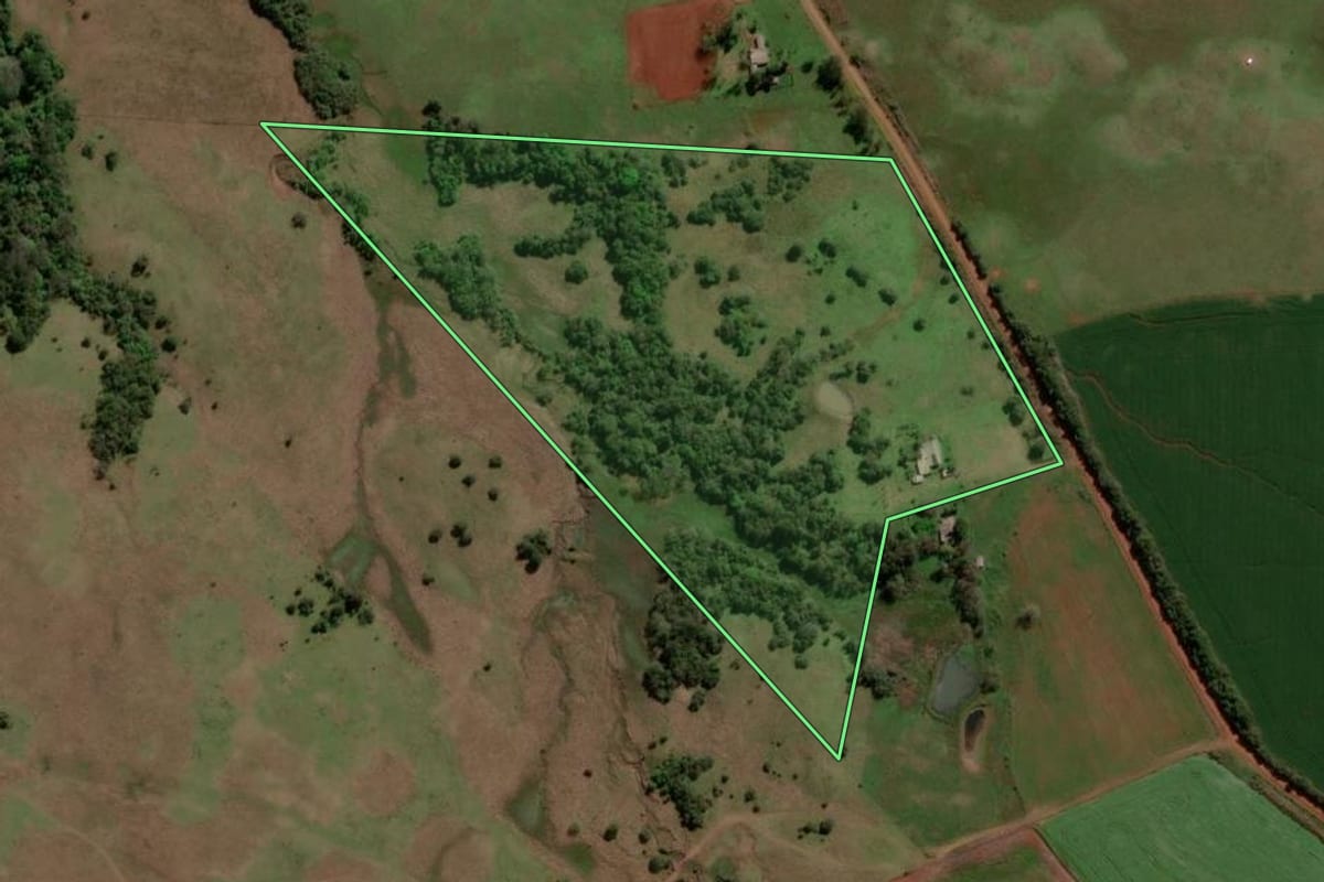 Imagem de satélite do imóvel rural em Itacurubi (RS), com o contorno declarado no CAR desenhado por cima.