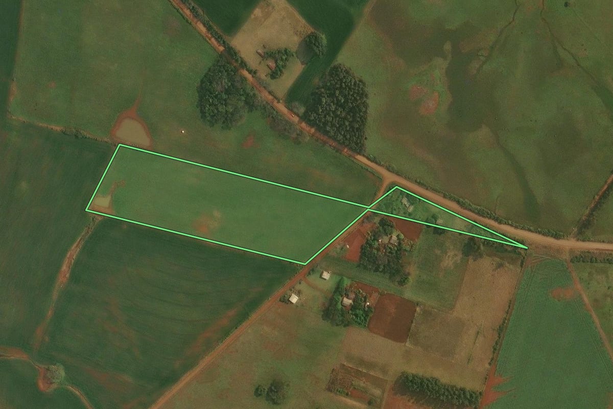 Imagem de satélite do imóvel rural em Itacurubi (RS), com o contorno declarado no CAR desenhado por cima.