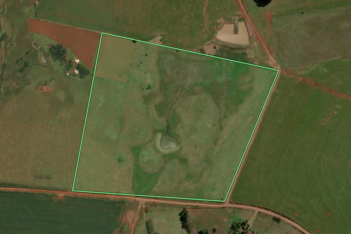 Imagem de satélite do imóvel rural em Itacurubi (RS), com o contorno declarado no CAR desenhado por cima.