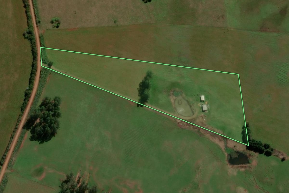 Imagem de satélite do imóvel rural em Itacurubi (RS), com o contorno declarado no CAR desenhado por cima.