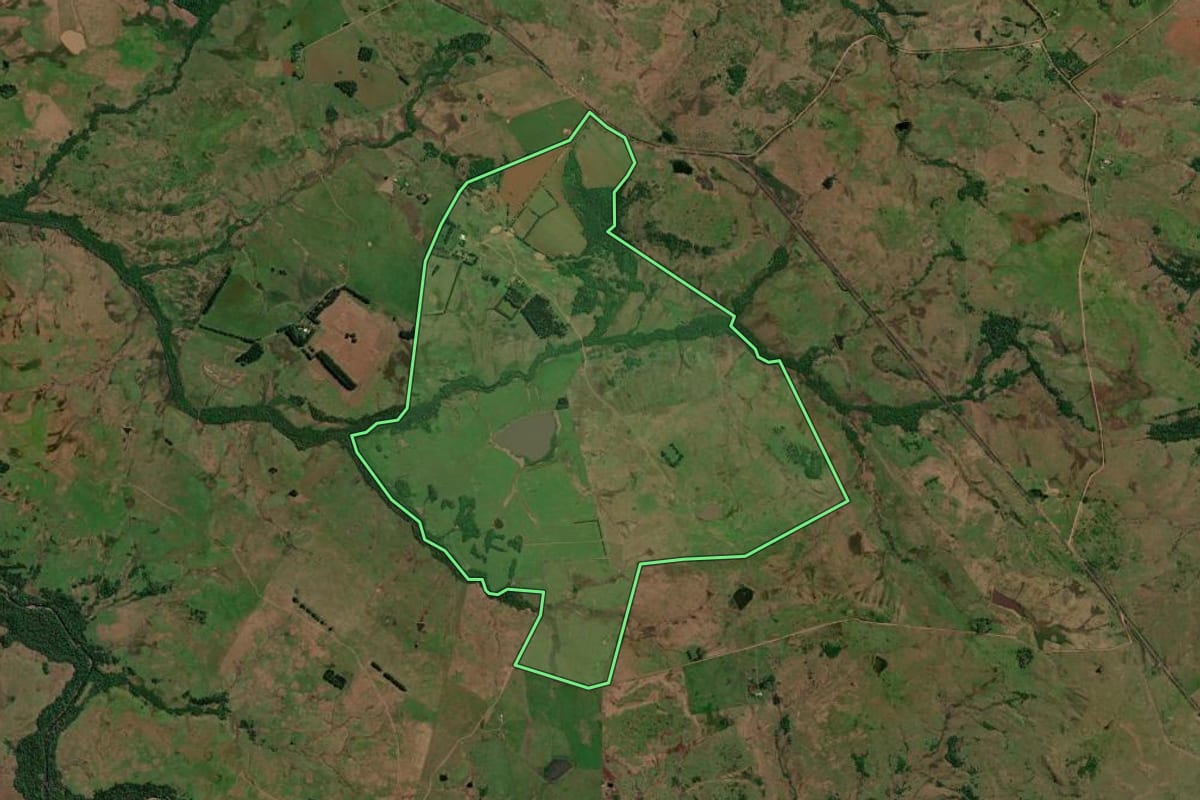 Imagem de satélite do imóvel rural em Itacurubi (RS), com o contorno declarado no CAR desenhado por cima.