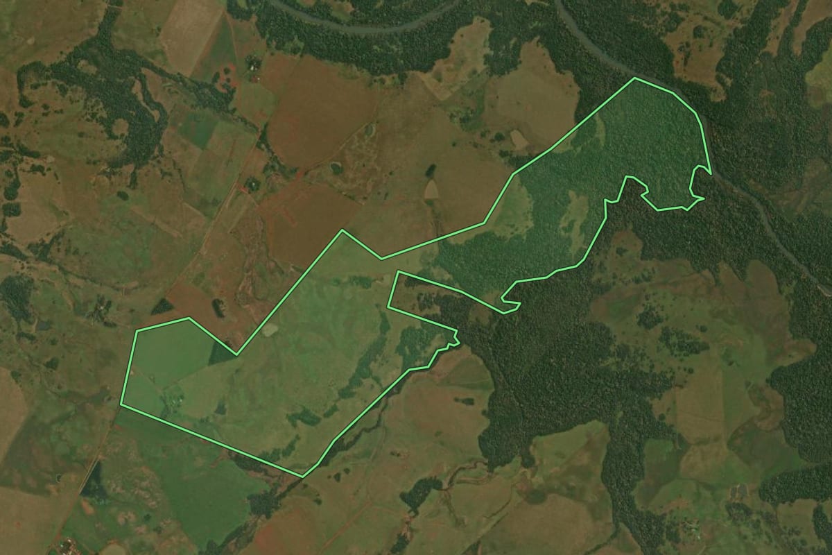 Imagem de satélite do imóvel rural em Itacurubi (RS), com o contorno declarado no CAR desenhado por cima.