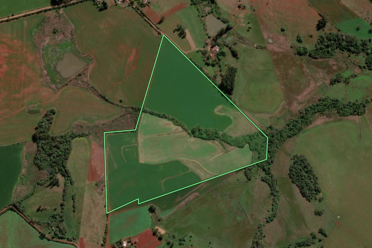 Imagem de satélite do imóvel rural em Itacurubi (RS), com o contorno declarado no CAR desenhado por cima.