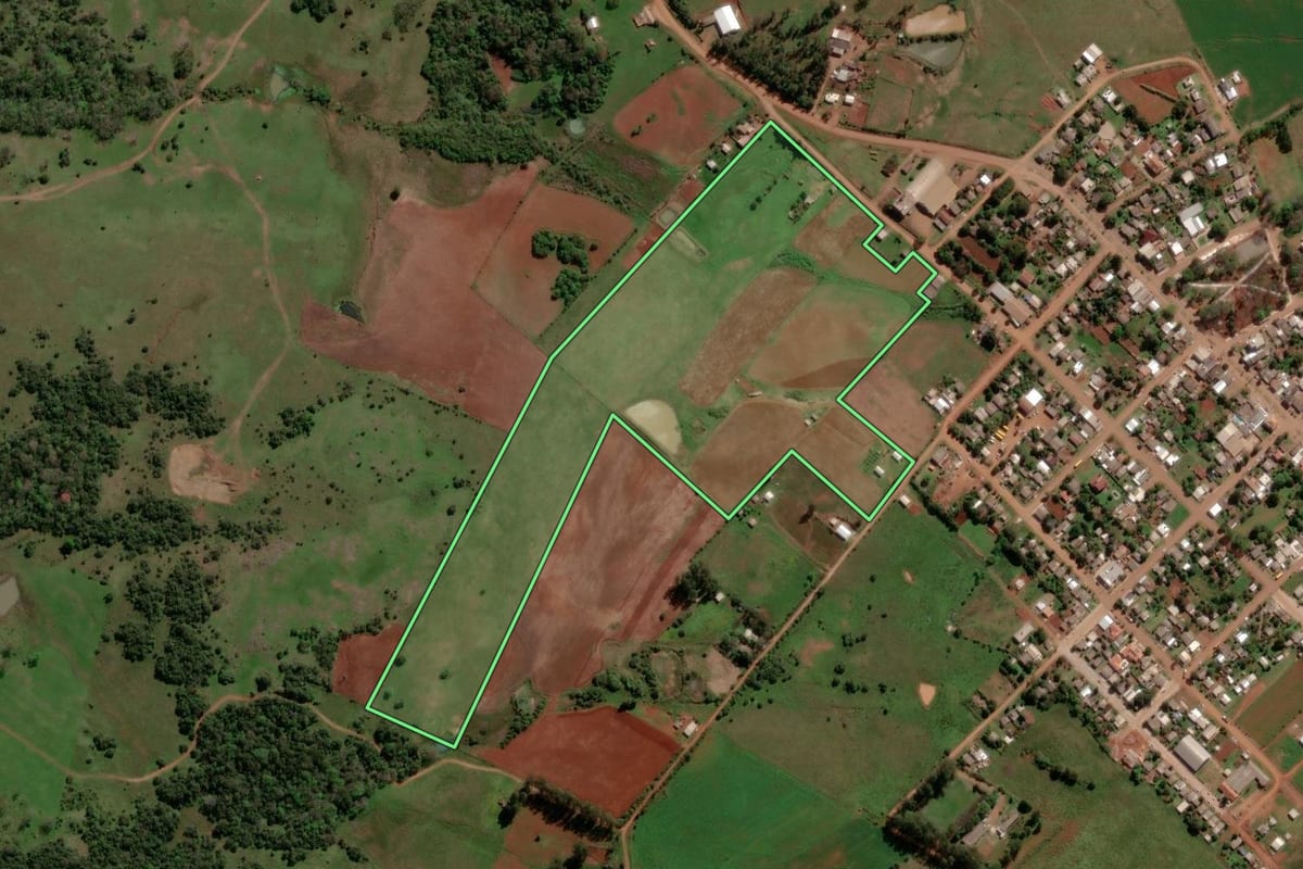 Imagem de satélite do imóvel rural em Itacurubi (RS), com o contorno declarado no CAR desenhado por cima.