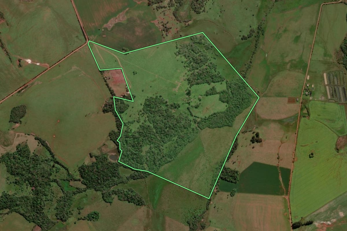 Imagem de satélite do imóvel rural em Itacurubi (RS), com o contorno declarado no CAR desenhado por cima.