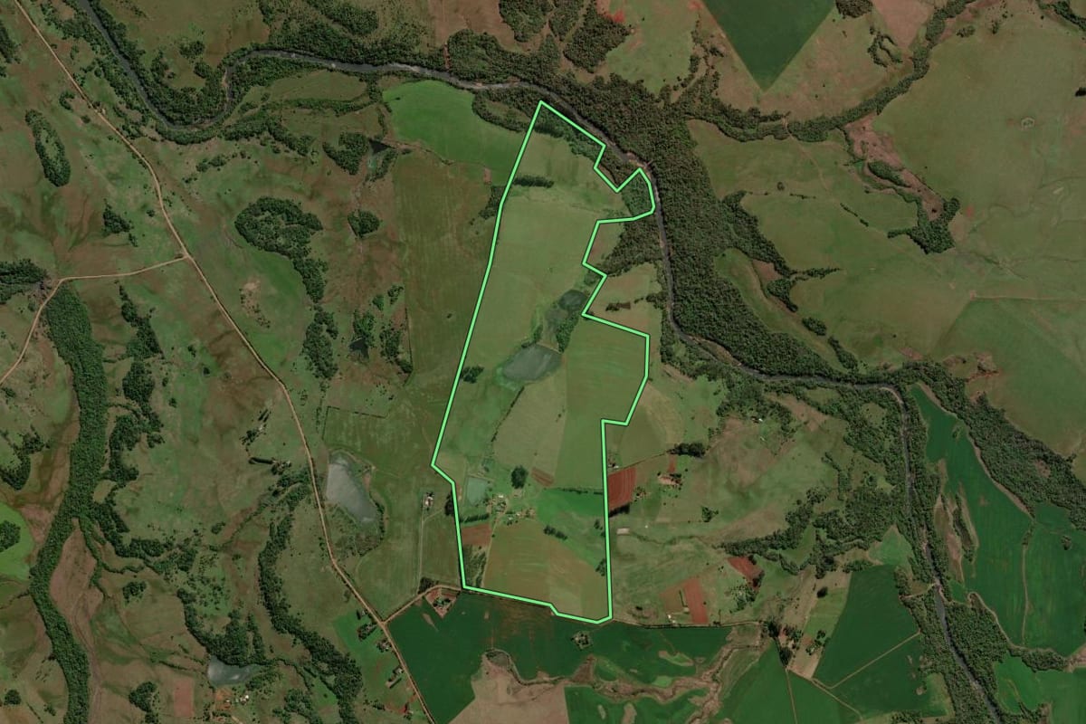 Imagem de satélite do imóvel rural em Itacurubi (RS), com o contorno declarado no CAR desenhado por cima.