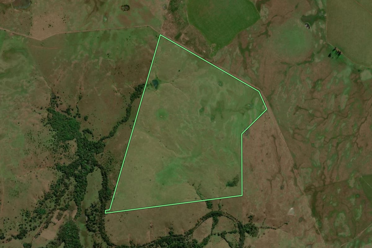 Imagem de satélite do imóvel rural em Itacurubi (RS), com o contorno declarado no CAR desenhado por cima.