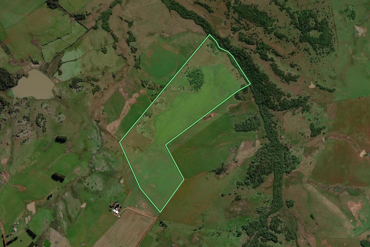 Imagem de satélite do imóvel rural em Itacurubi (RS), com o contorno declarado no CAR desenhado por cima.